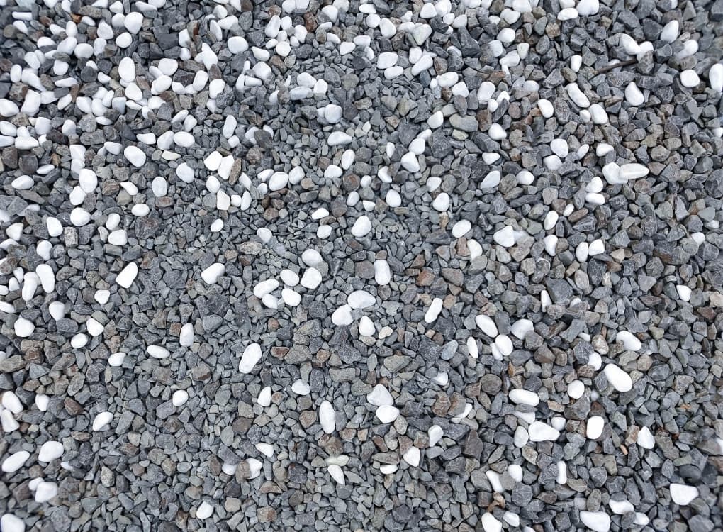 歩くだけで音が鳴る防犯砂利で安心感をプラス