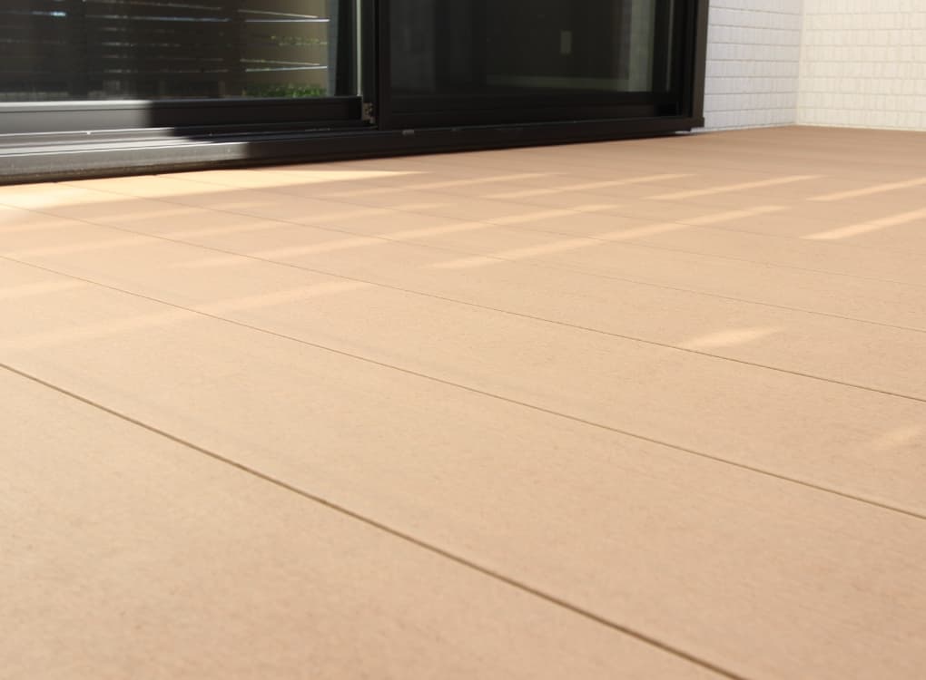 天然木・人工木どちらにも対応。<br>長く美しく使える素材選び