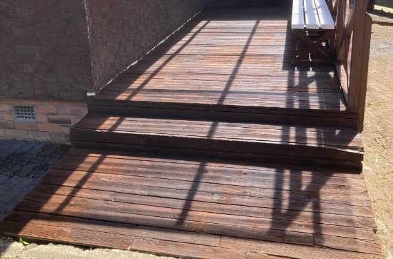 ステップ付きウッドデッキ